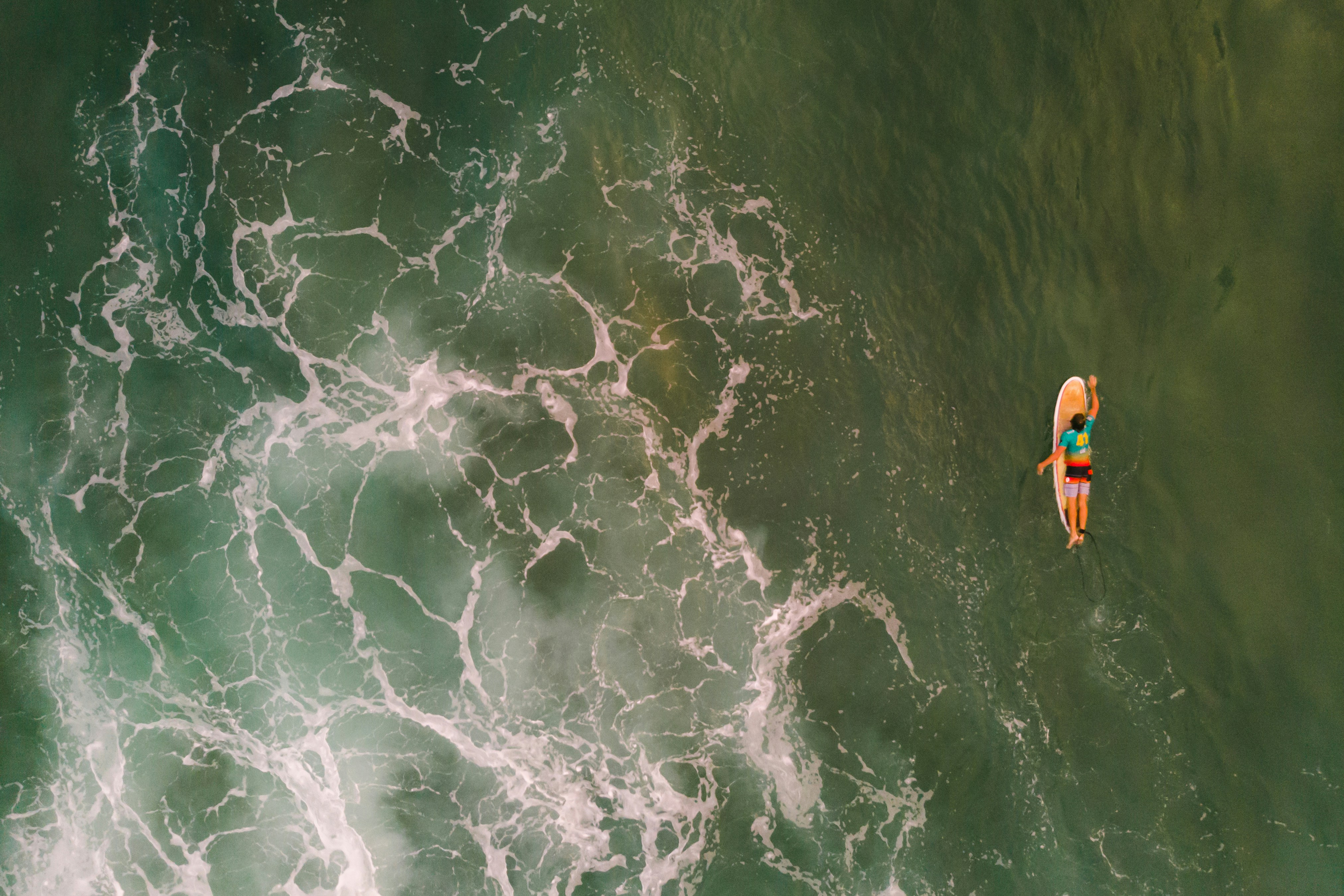 мужчина на доске для серфинга