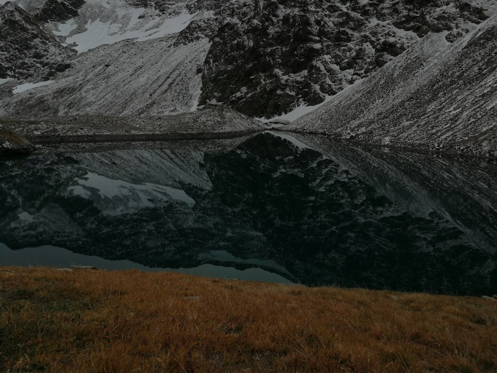 山と湖の風景