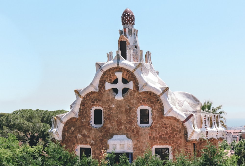 église brune et blanche à côté des arbres