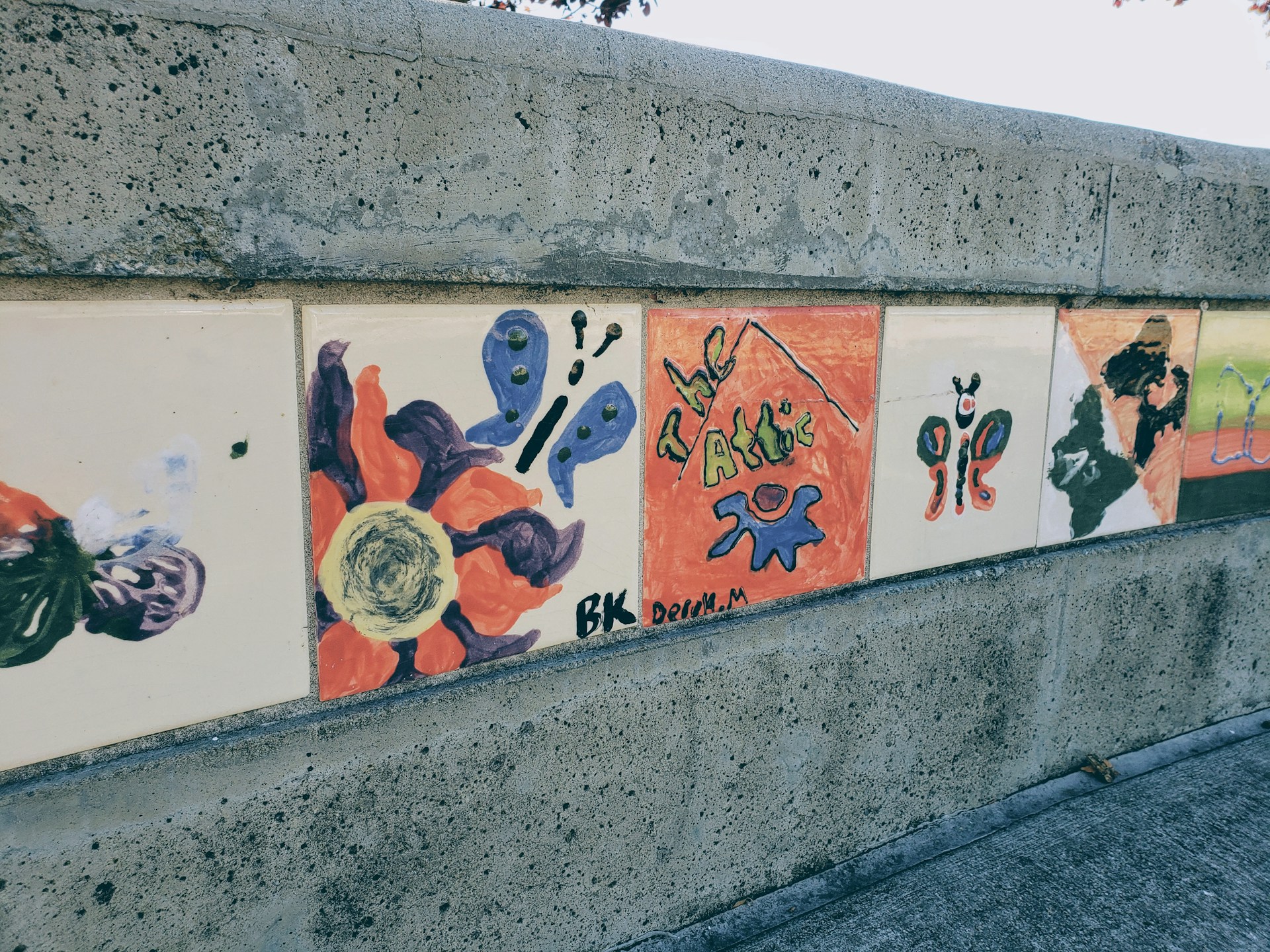 gray computer monitor