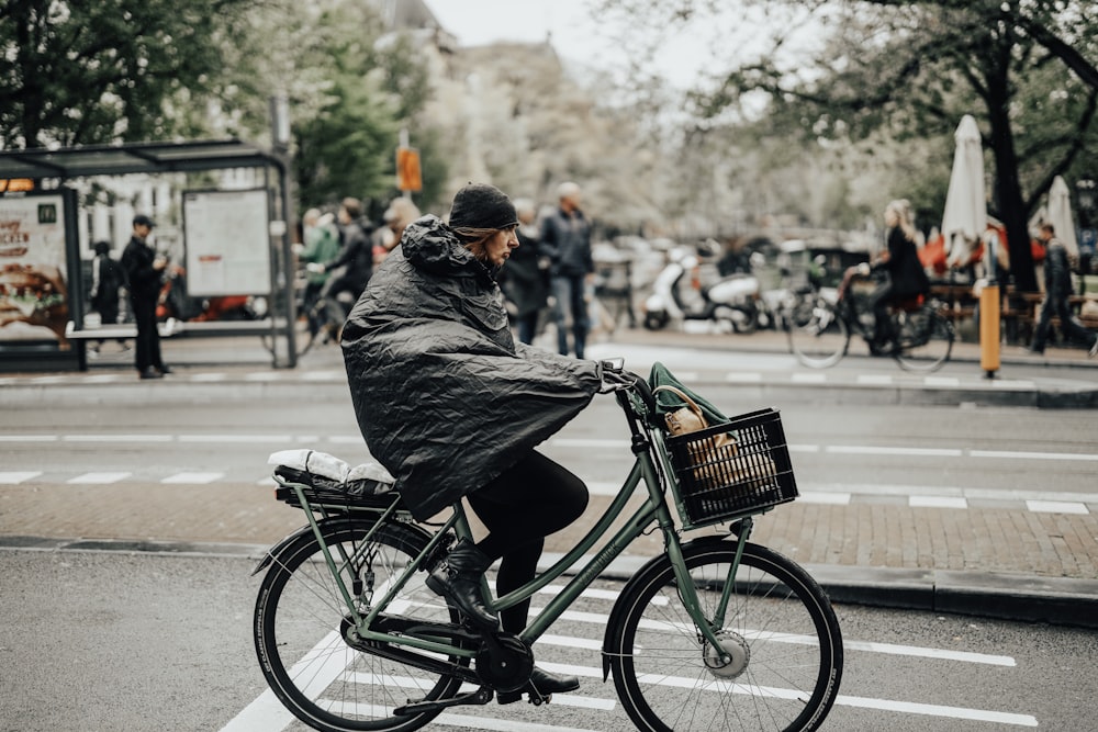 uomo che cavalca in bicicletta