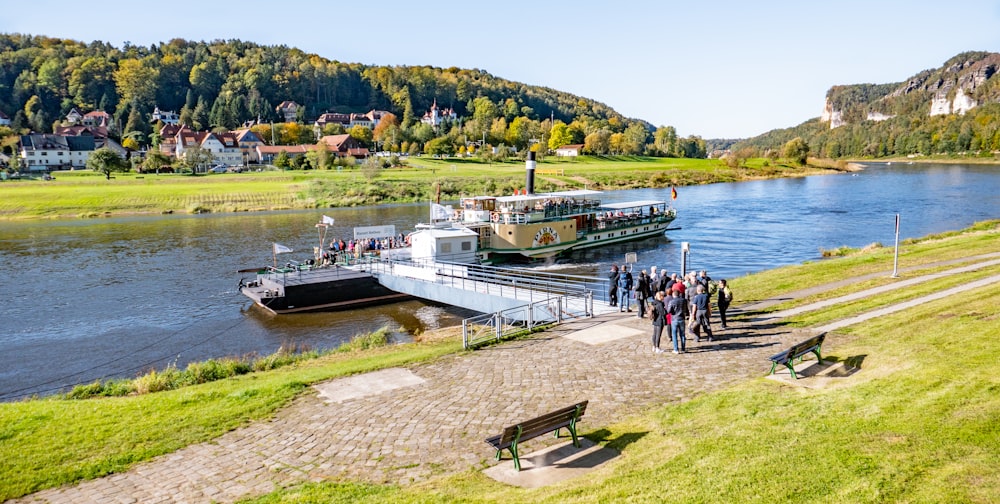 Gewässer in der Nähe von Bergen tagsüber