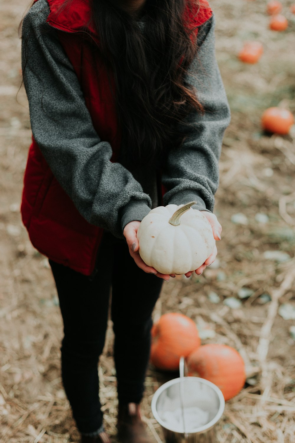 Donna che tiene la zucca bianca