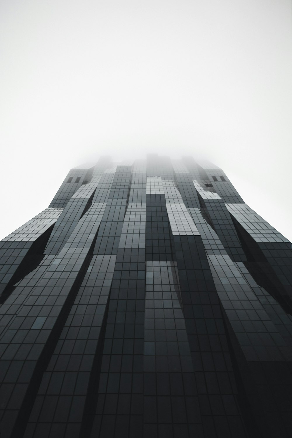 高層ビルのローアングル写�真
