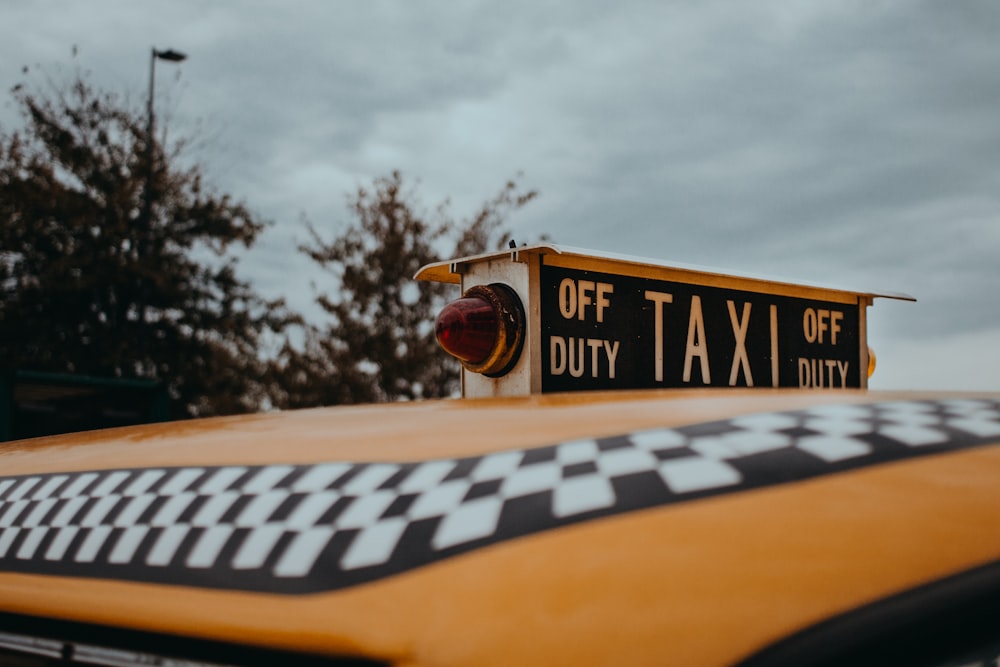 schwarzes und orangefarbenes Taxi