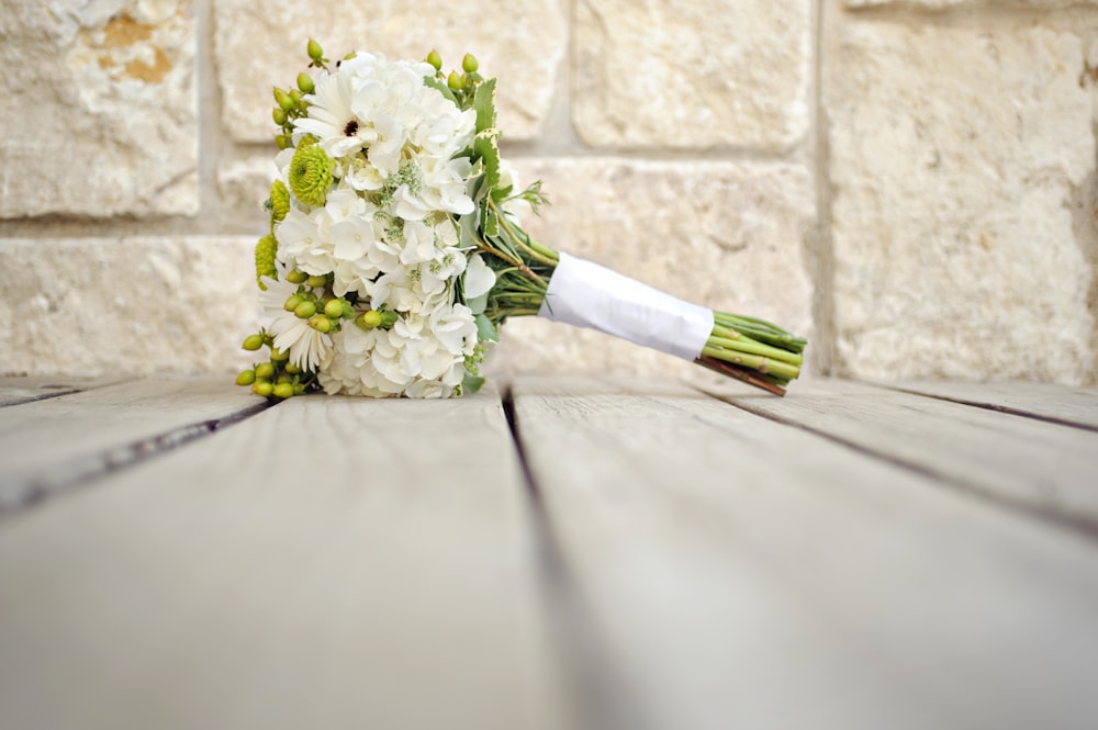 bouquet de fleurs blanches et vertes