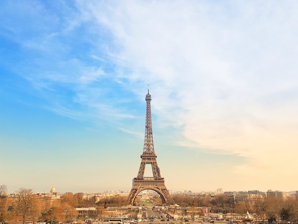 a torre eiffel que se eleva sobre a cidade de paris