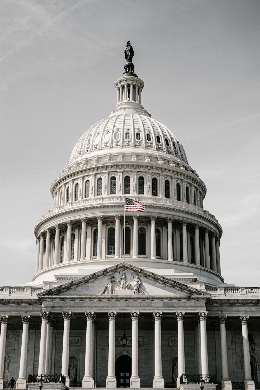 Fotografía de ángulo bajo de un Capitolio de EE. UU.