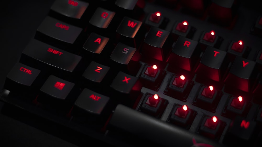 Foto de enfoque superficial del teclado negro de la computadora