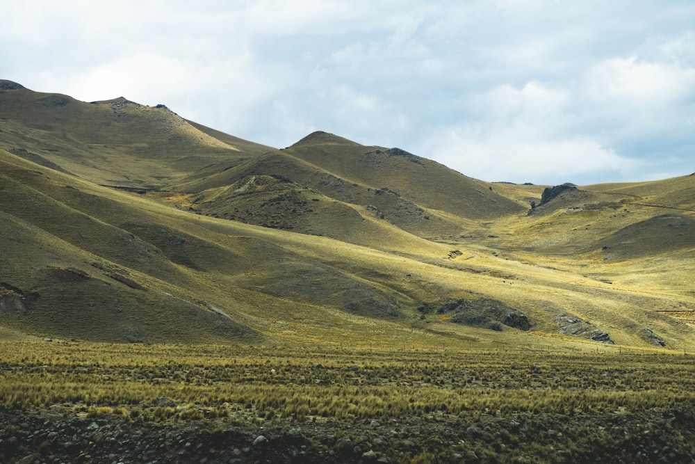 green mountain under blue skyu