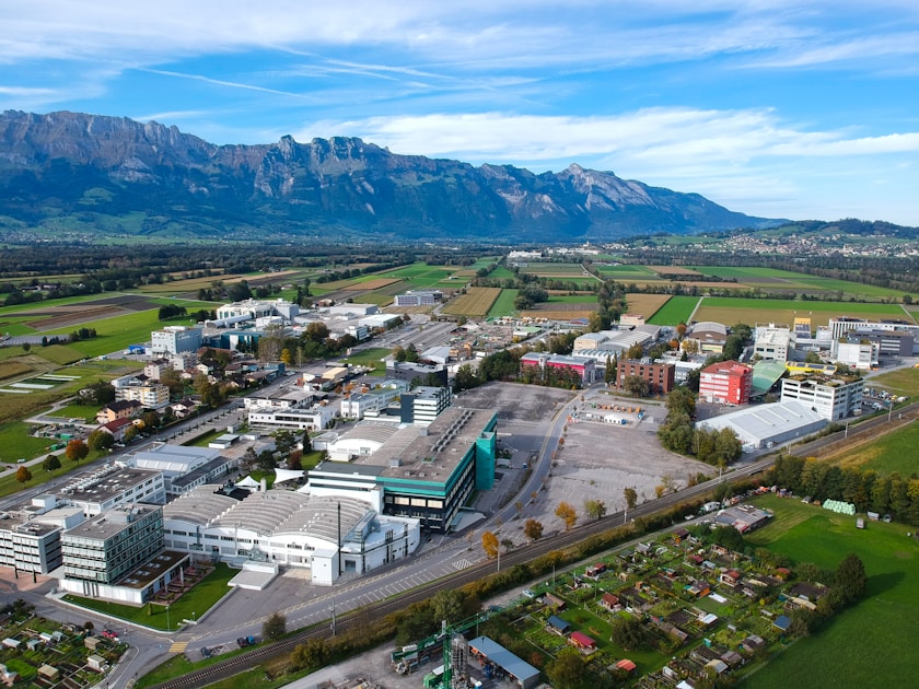 Newmont NEM Q1 2026: Record Revenue, Record FCF, Gold at All-Time Highs — The Safe Haven Trade Is Working