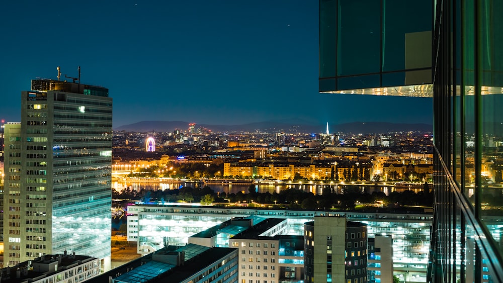 Fotografía aérea del horizonte de una ciudad urbana durante la noche