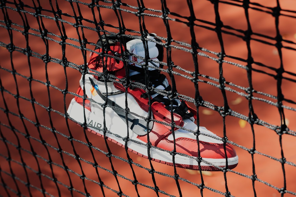 Foto de zapatillas altas Nike rojas, blancas y negras – Imagen gratuita  Ropa en Unsplash