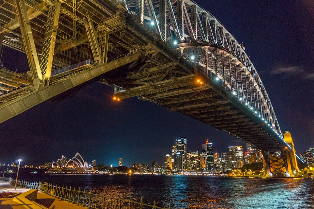 Photographie de pont en béton brun