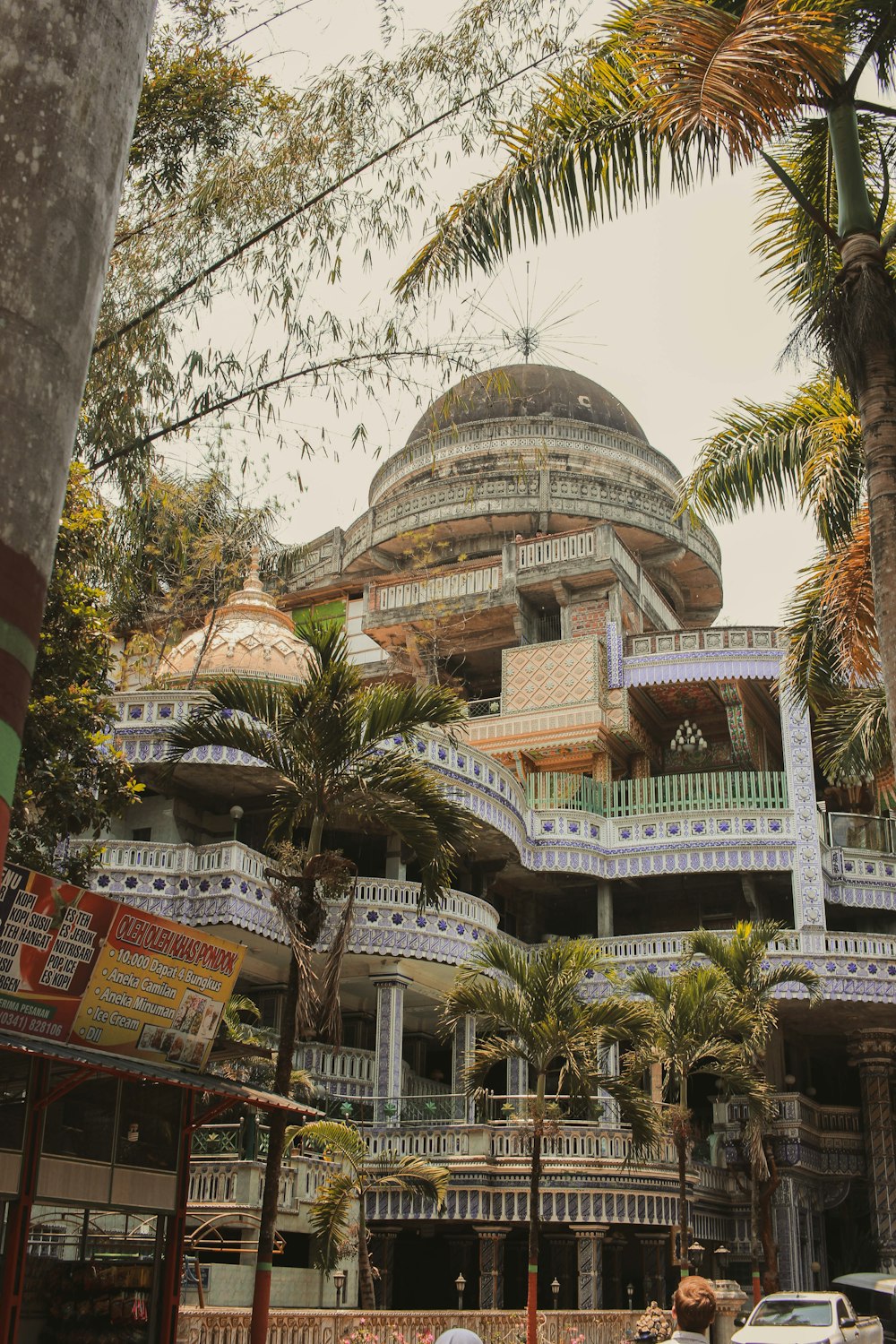 Edificio de hormigón gris y blanco