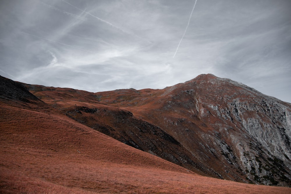 montagna grigia e marrone