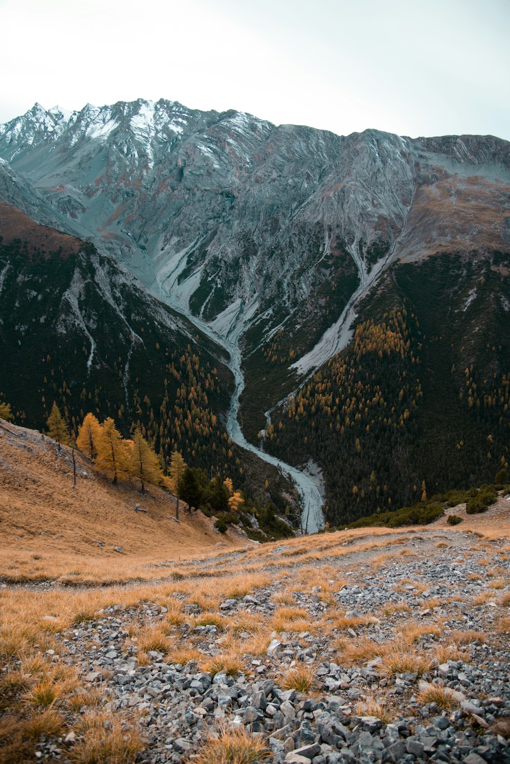 montagna grigia e nera di giorno