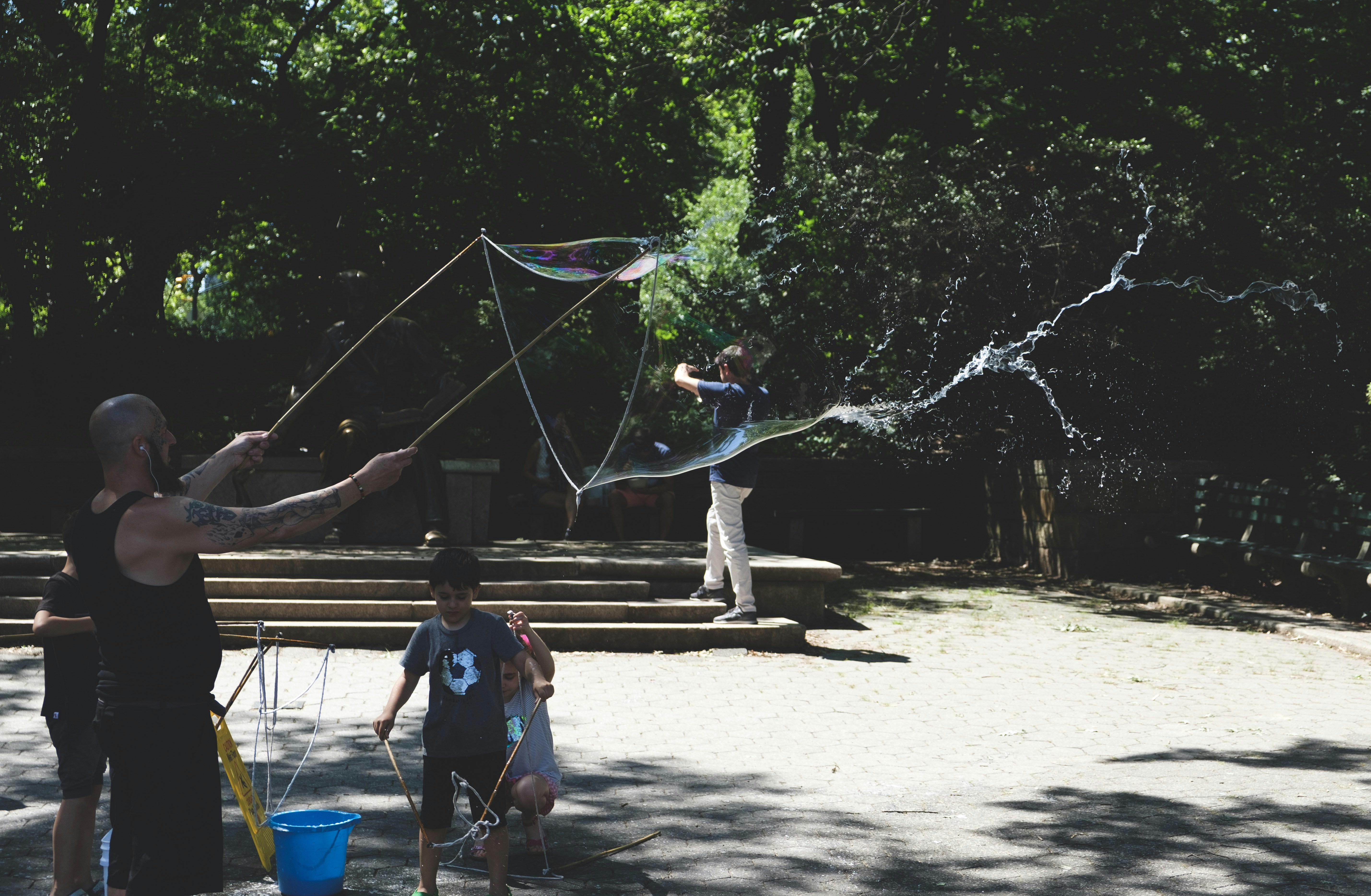 아이가 물을 마시는 모습