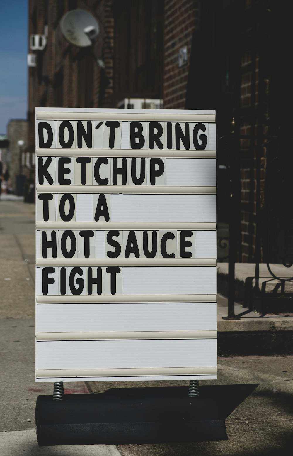 Don't bring ketchup to a hot sauce fight가 있는 화이트보드