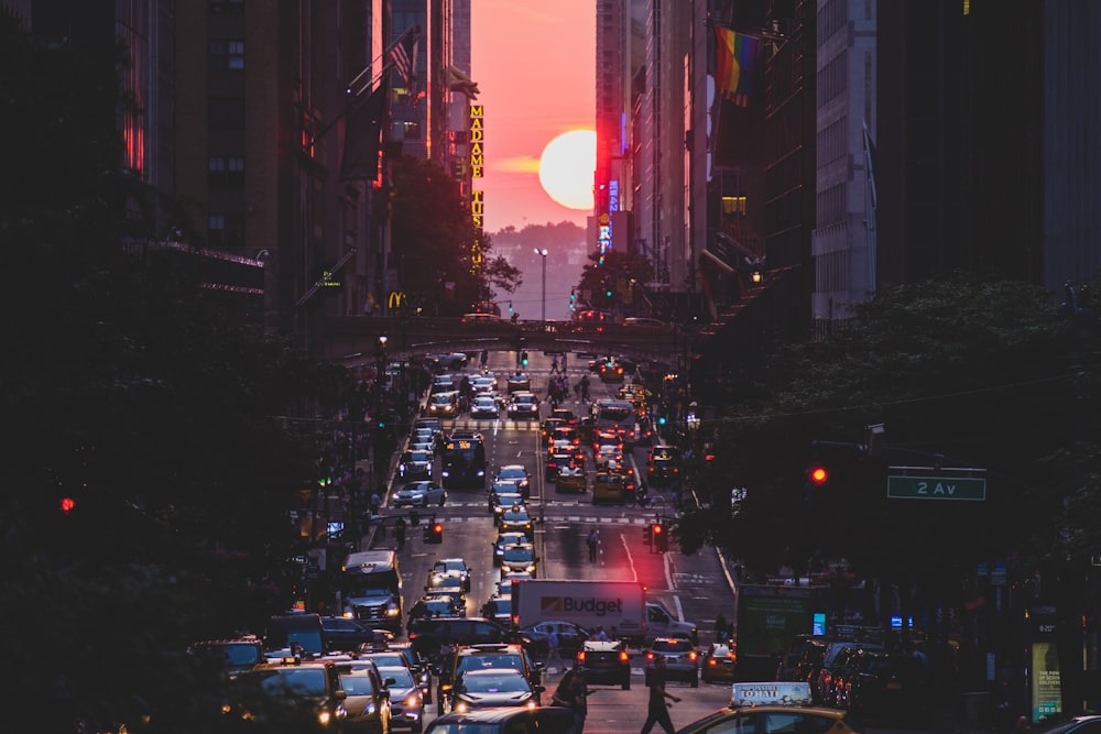 Una calle de la ciudad llena de mucho tráfico