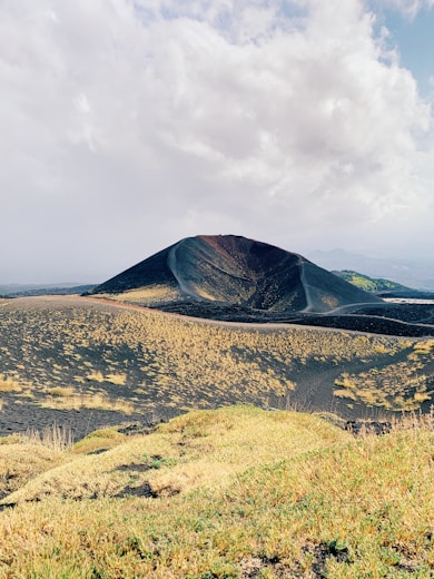 mountain under cloudy sky
