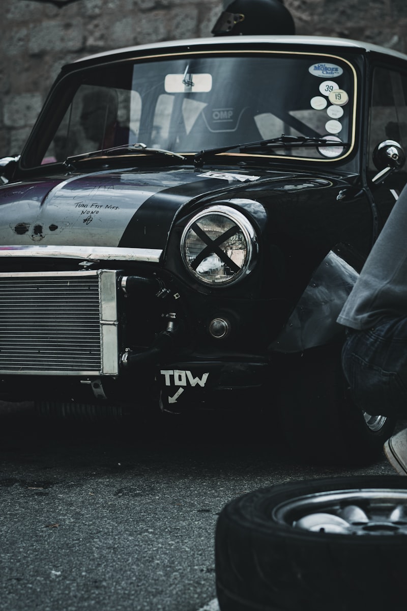 Mecánico profesional reparando auto en Panajachel, Lake Atitlán