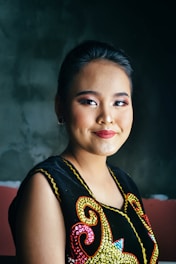 woman wearing black and gold sleeveless dress