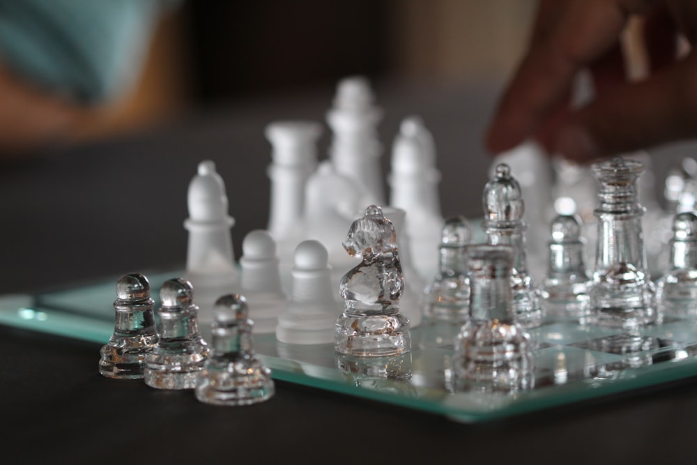 set di scacchi in vetro trasparente