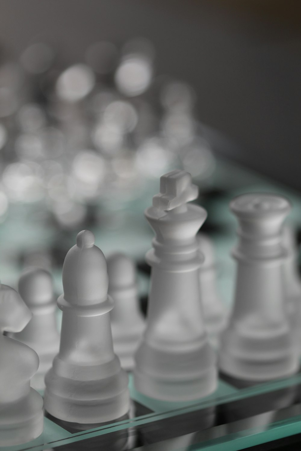 Foto Peças de xadrez cavaleiro, rei e rainha – Imagem de Cinza grátis no  Unsplash