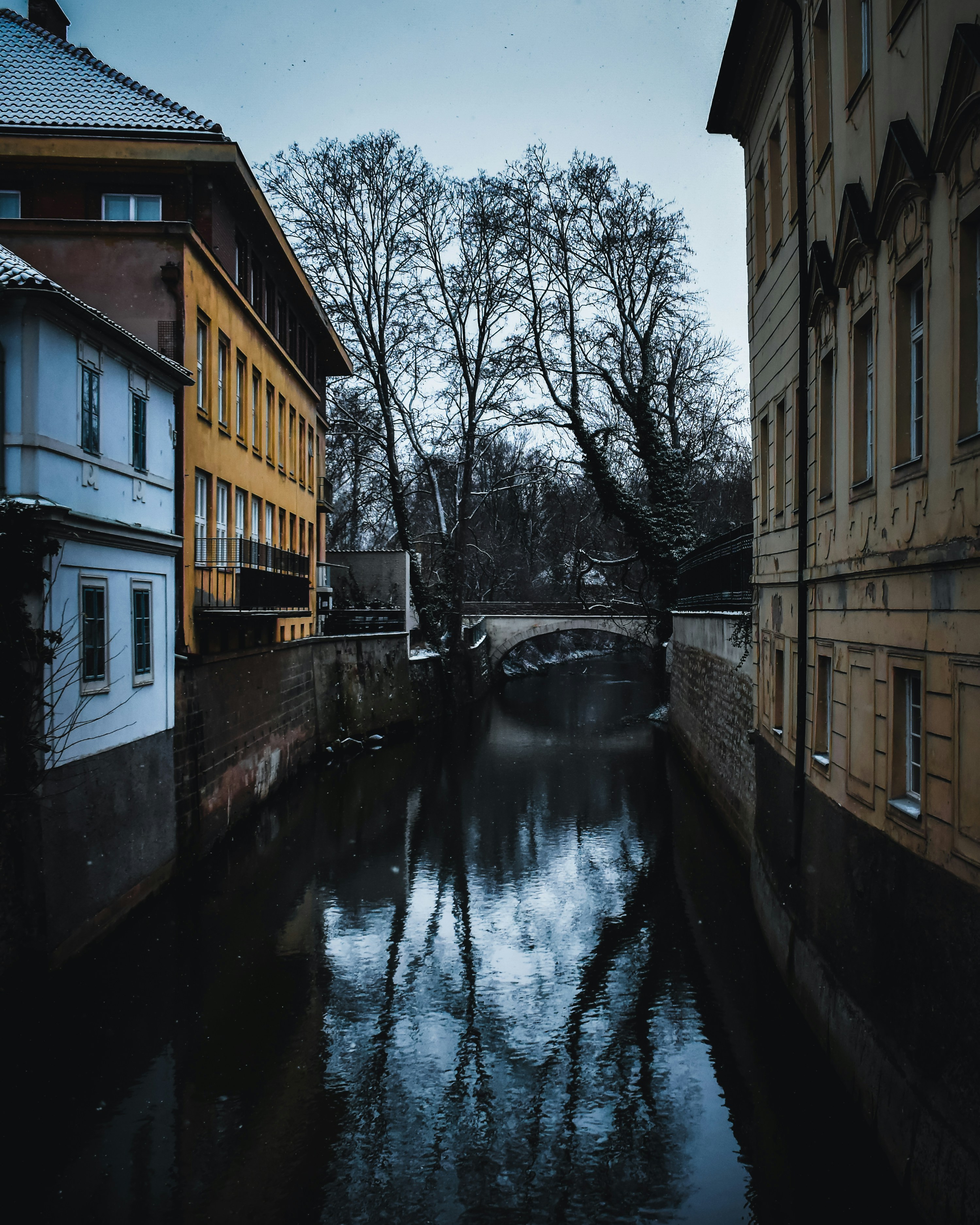 canal entre les bâtiments en béton