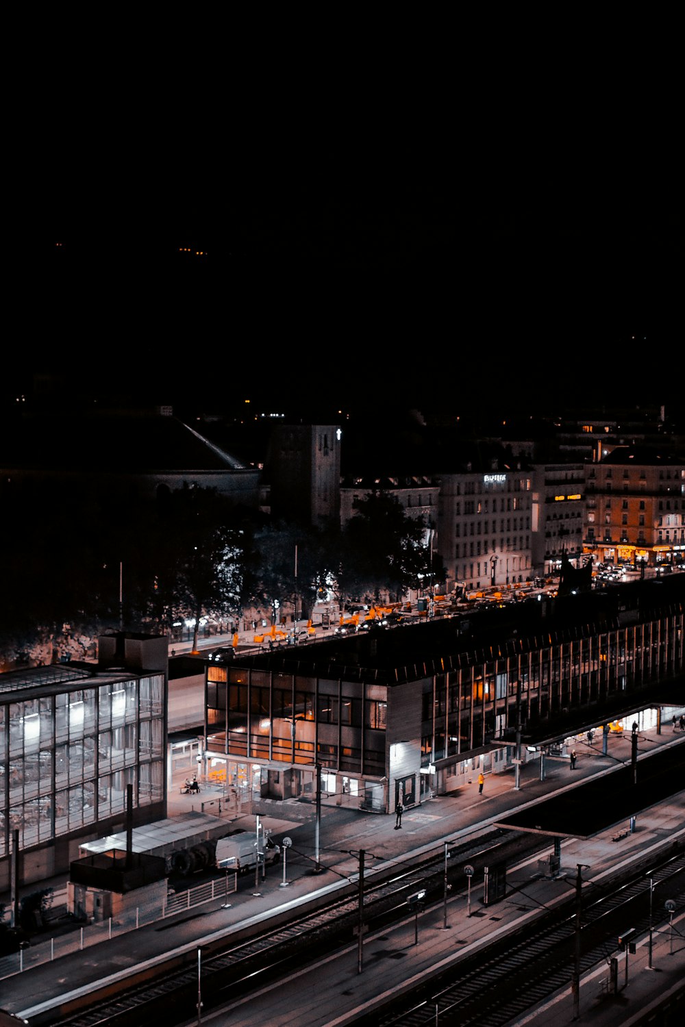 夜間の建物の航空写真