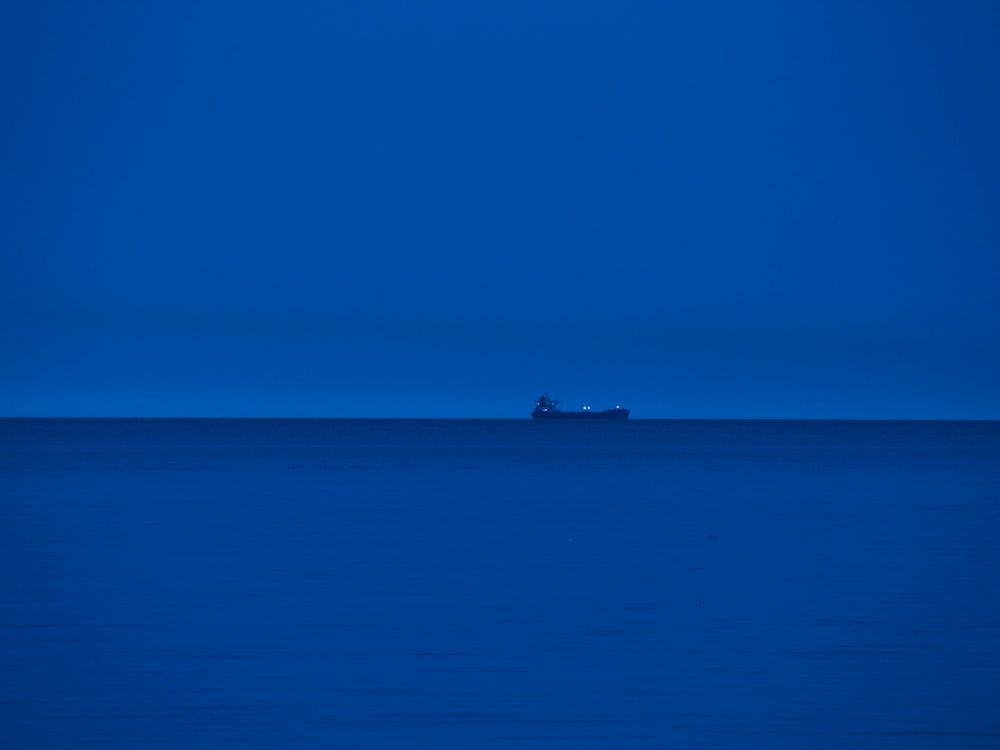 Schiff segelt auf dem Blauen Meer