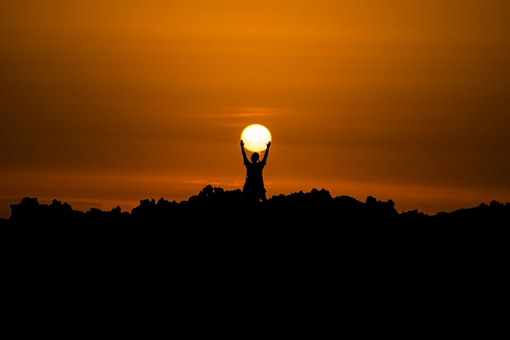 silhouette de la personne tenant dun