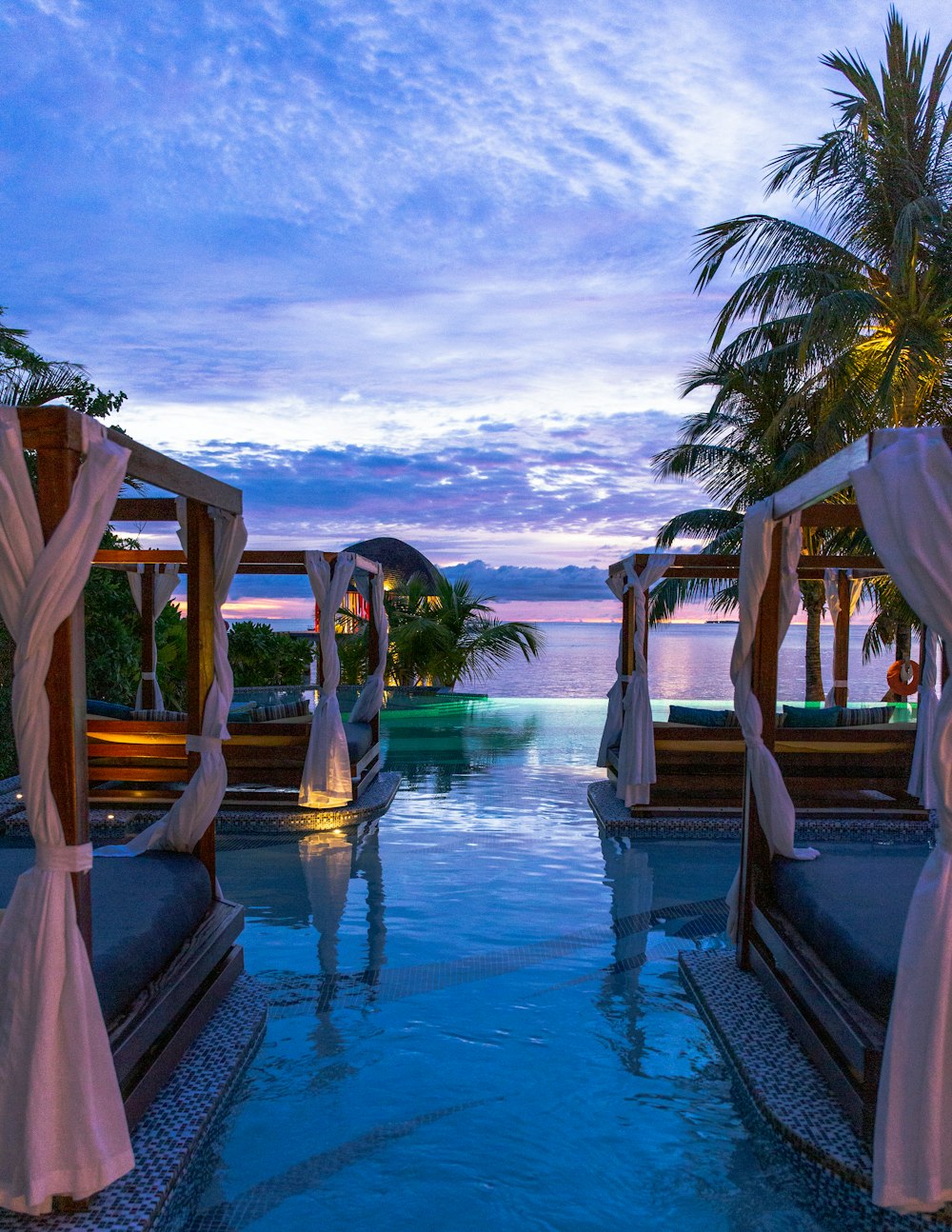 Resort mit Blick auf das blaue Meer unter blauem und weißem Himmel während des Tages