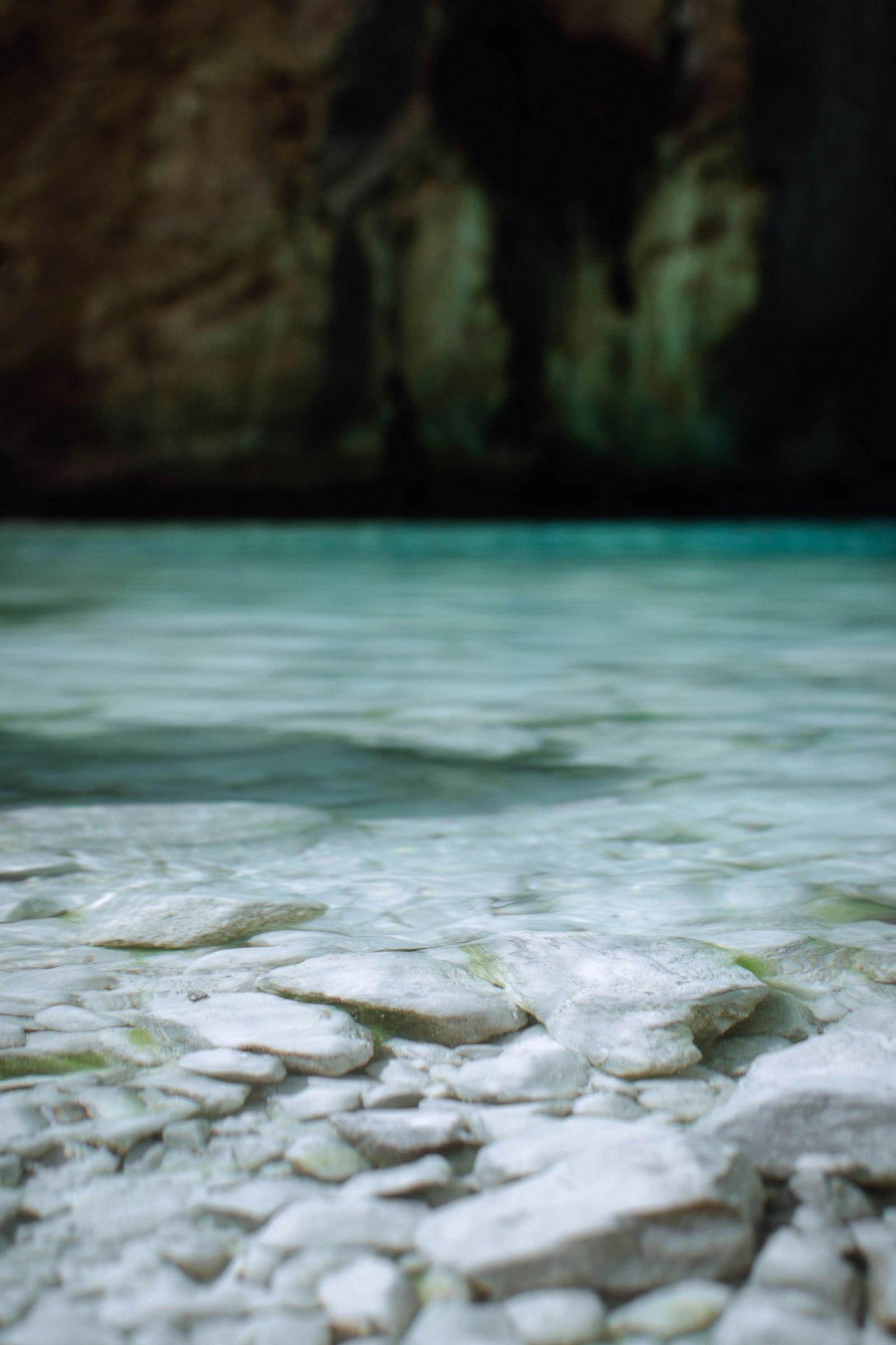 Nikon D5600 + Nikon AF-S DX Nikkor 35mm F1.8G sample photo. White pebbles on shore photography