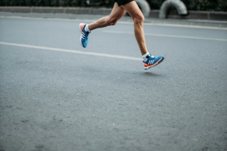 Corredor principiante entrenando para su primer 5K