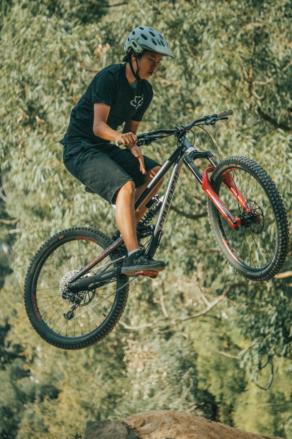 uomo in sella alla bici