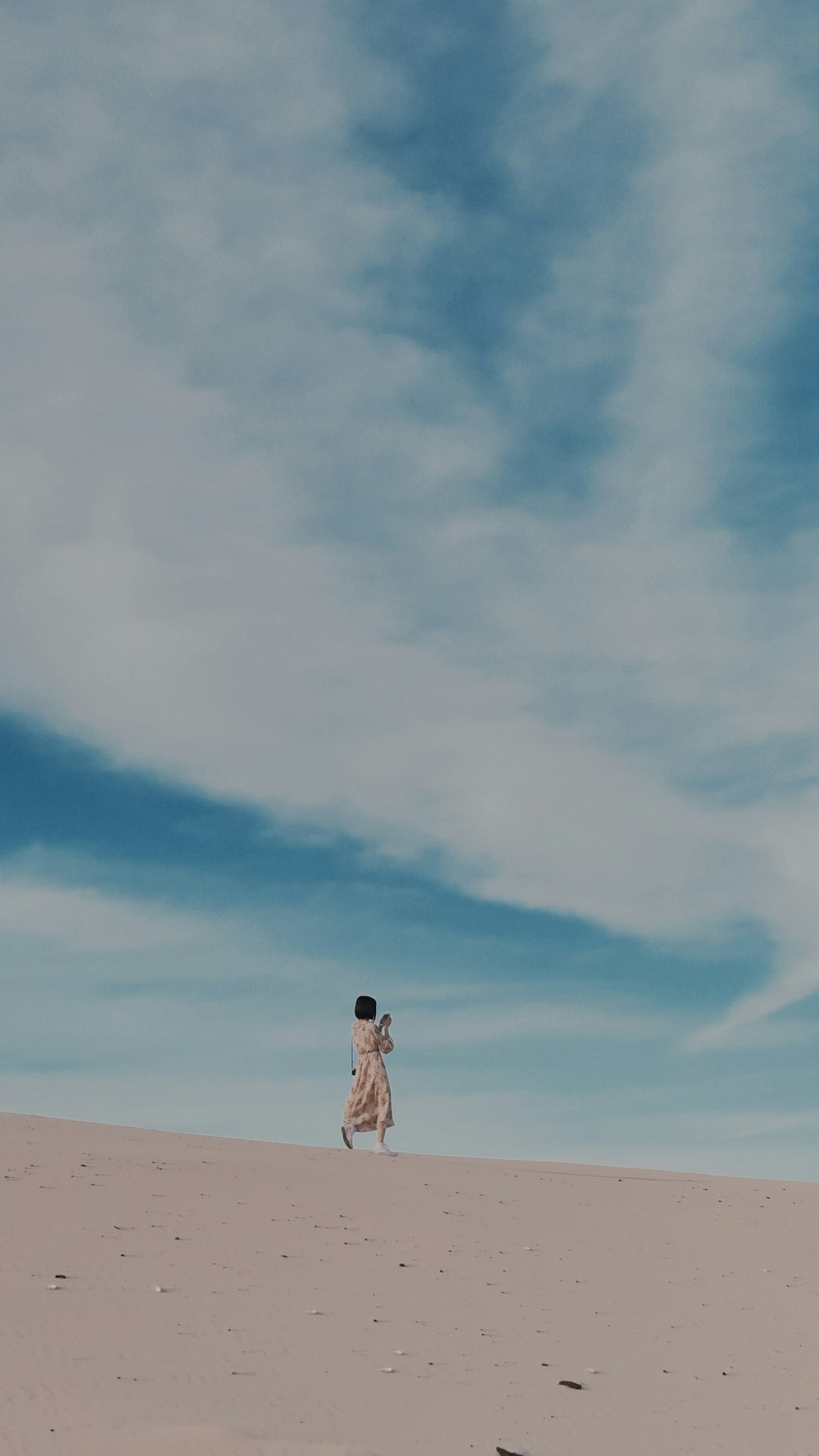 하얀 모래에 있는 여자