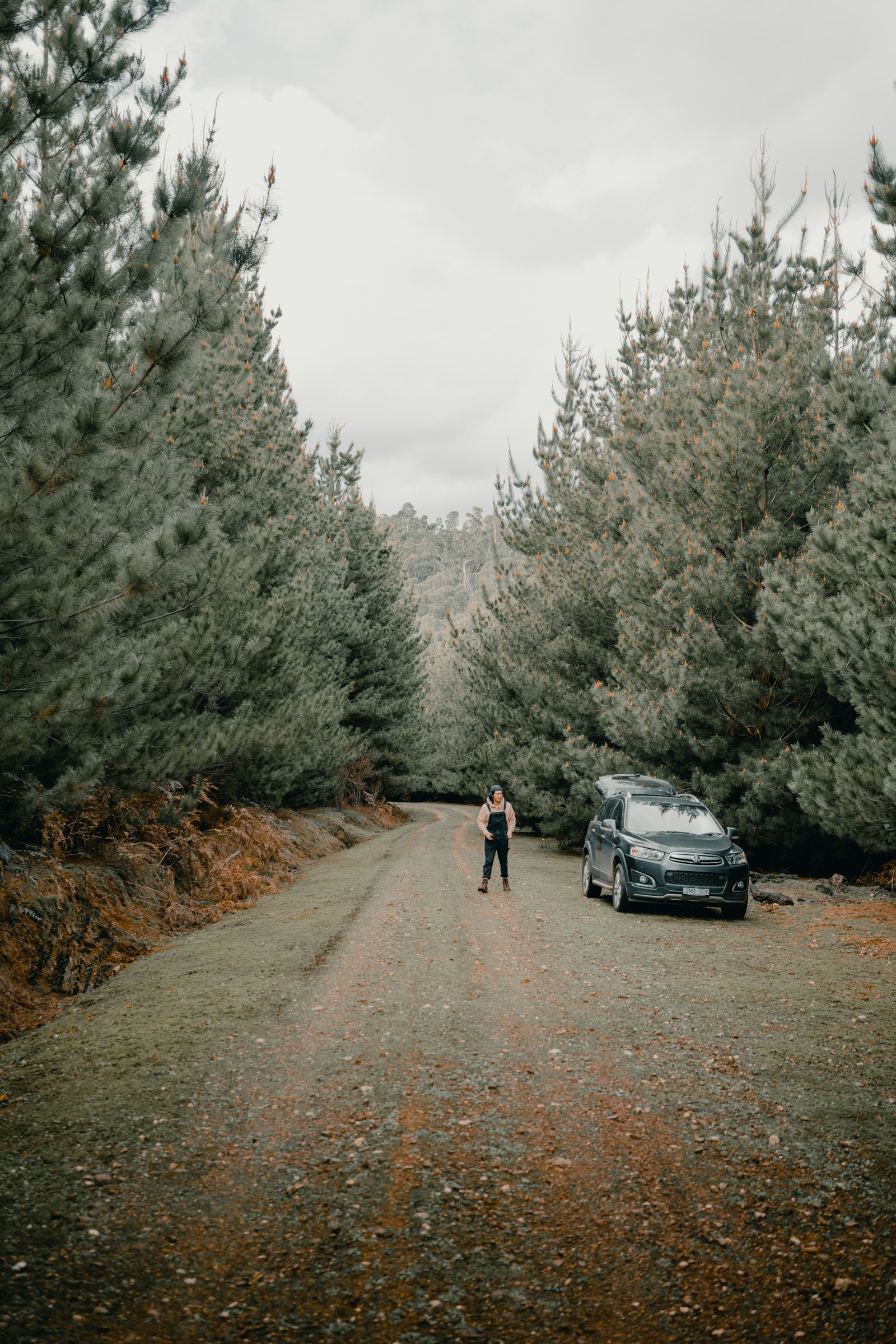 Sony a7R III + Sony Sonnar T* FE 35mm F2.8 ZA sample photo. Person standing near black photography