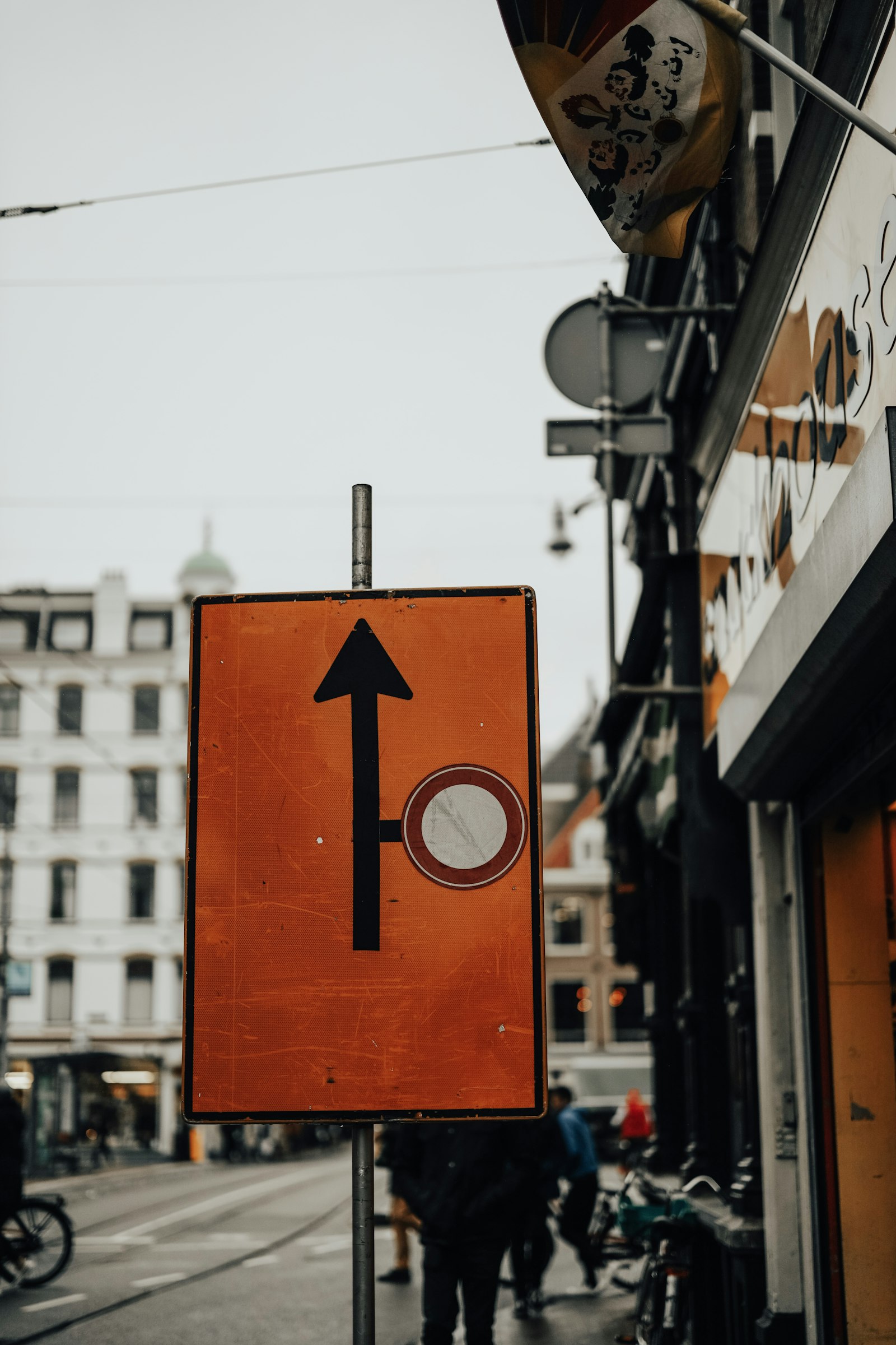 Canon EOS R + Canon RF 50mm F1.2L USM sample photo. Orange and black arrow photography