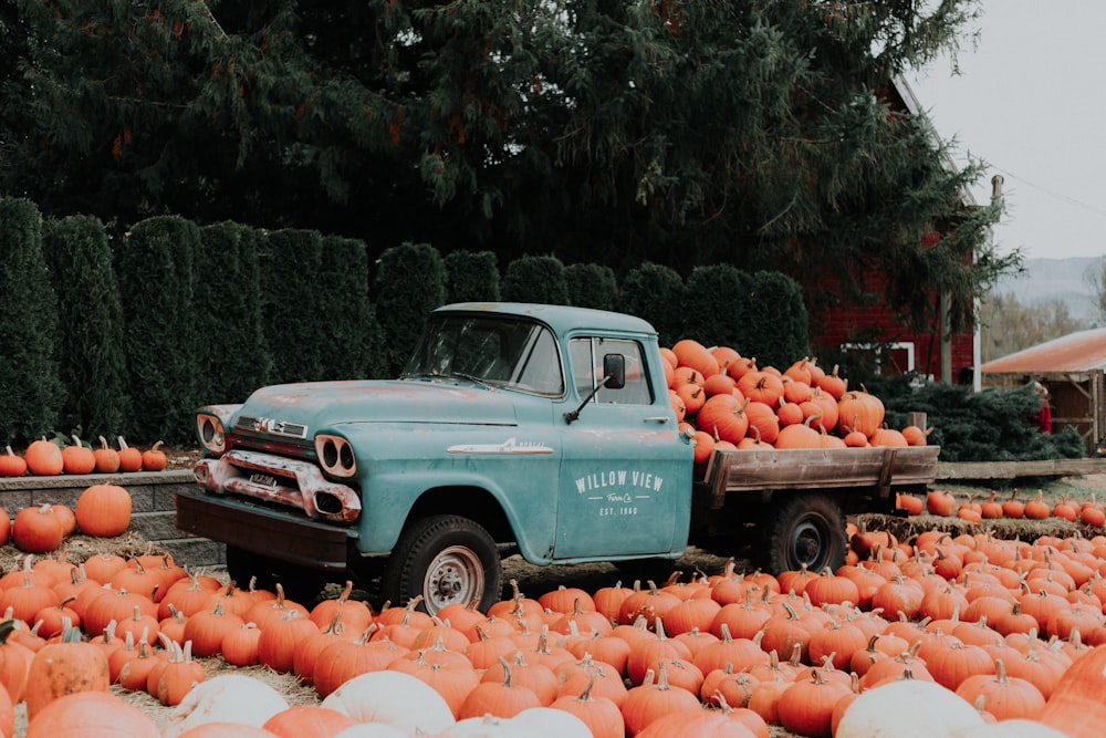 Camioneta verde de cabina simple que transporta calabaza