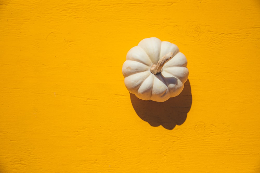 Abóbora branca no tabuleiro amarelo