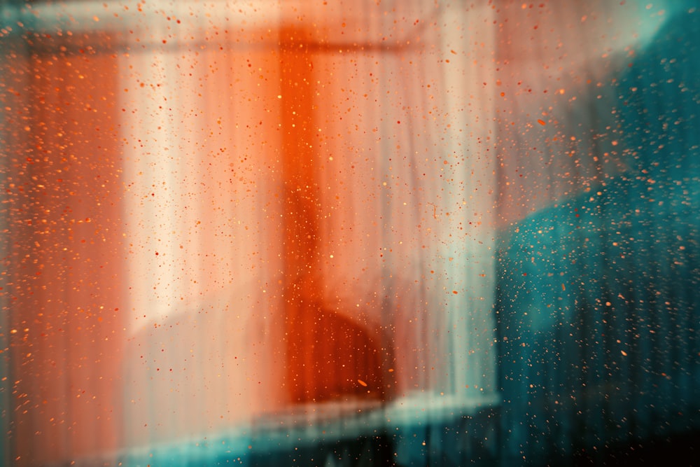 un'immagine sfocata di una persona in piedi davanti a una finestra