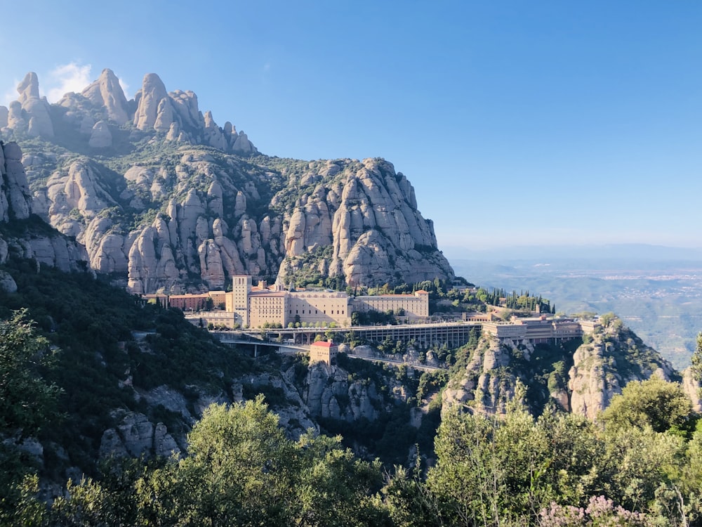 edificio de hormigón en la ladera de una montaña