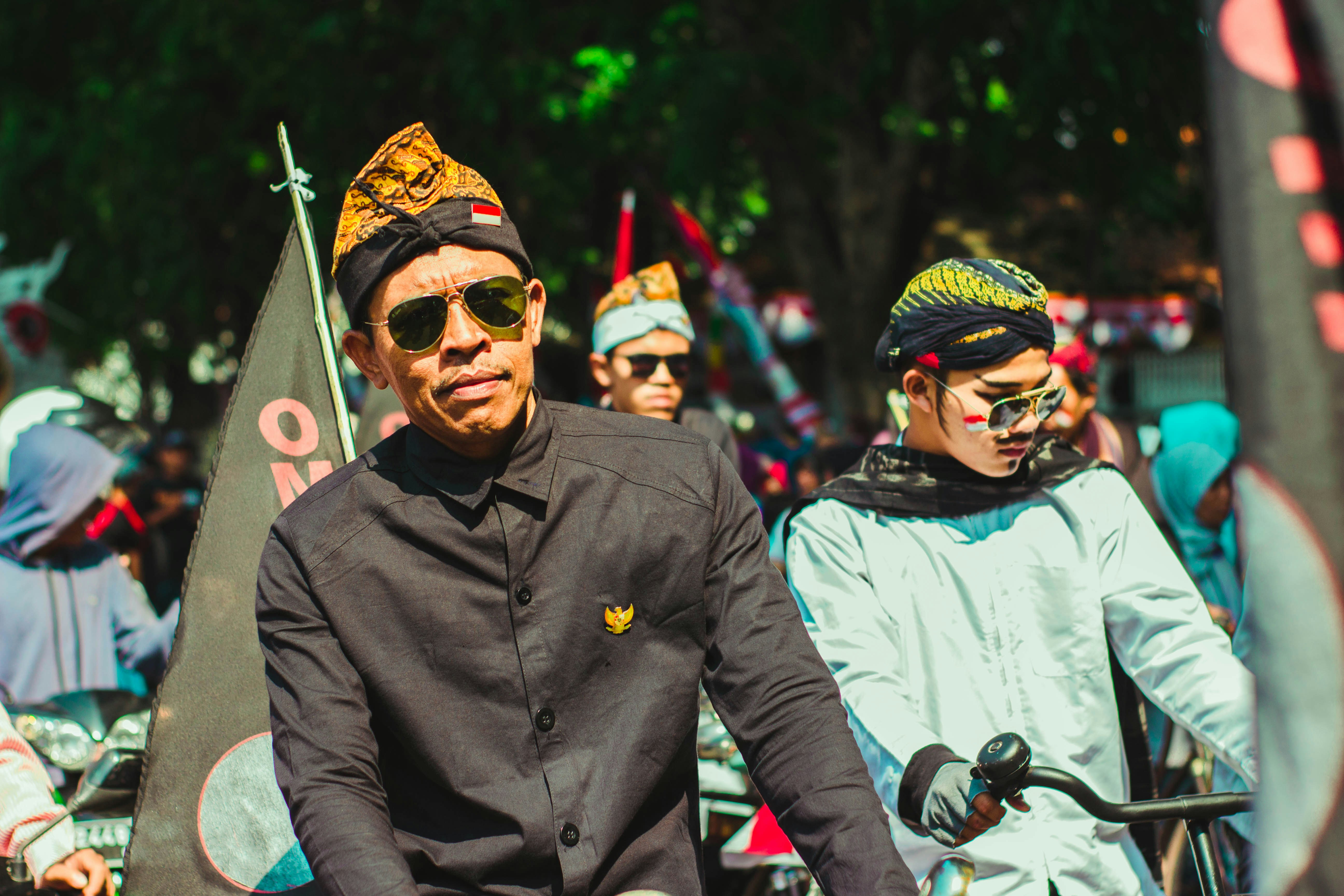 Pria mengenakan kemeja hitam