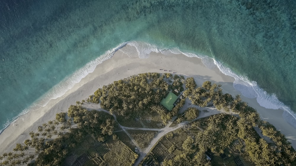 Fotografía aérea de la playa de arena blanca