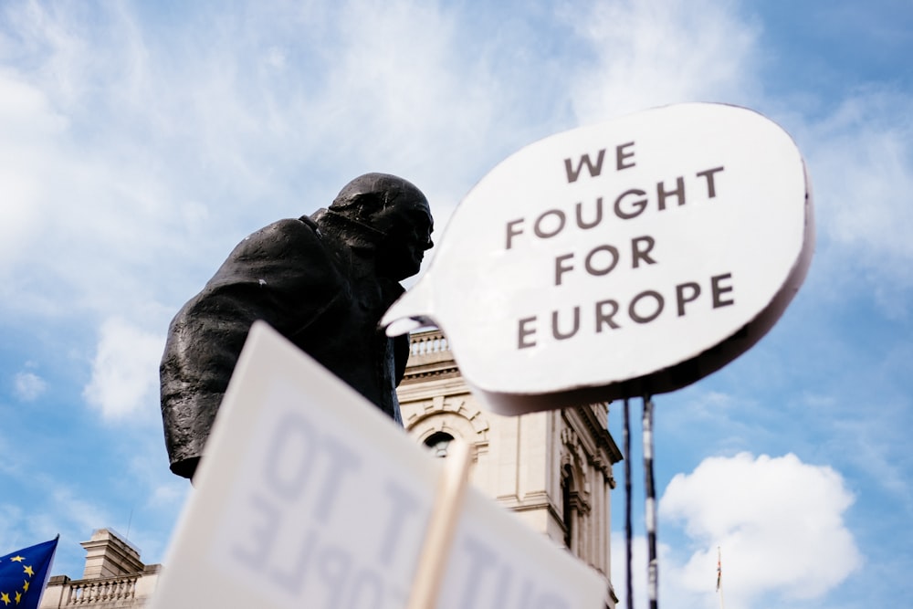 Eine Statue eines Mannes, der ein Schild hält, auf dem steht, dass wir für Europa gekämpft haben