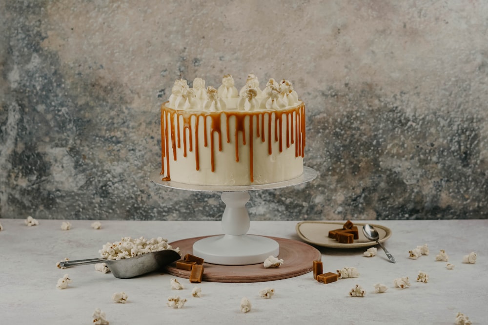 un gâteau à une couche avec garnitures