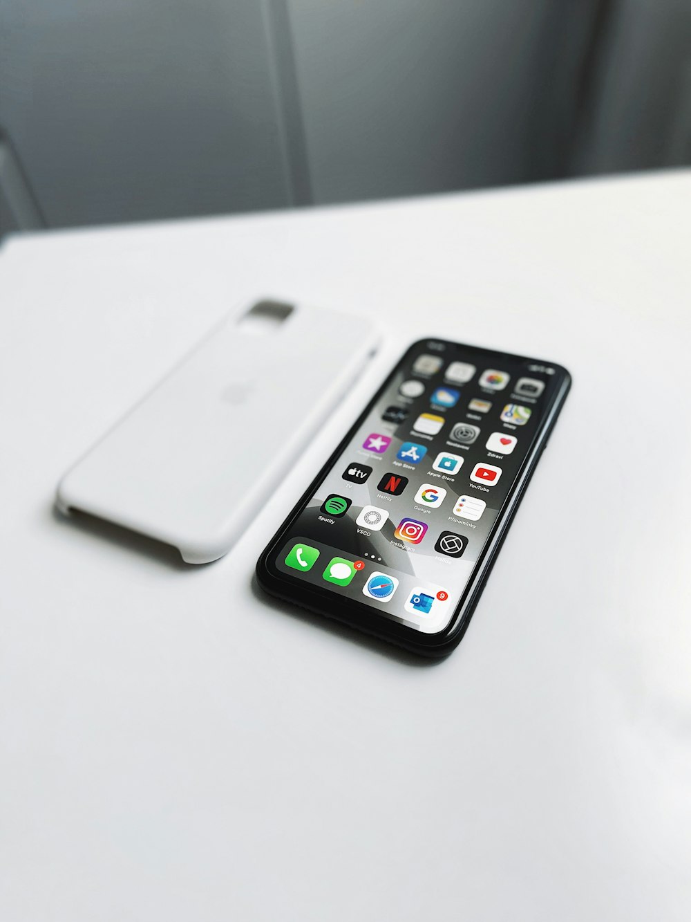 シルバーのiPhone X、ホワイトケース