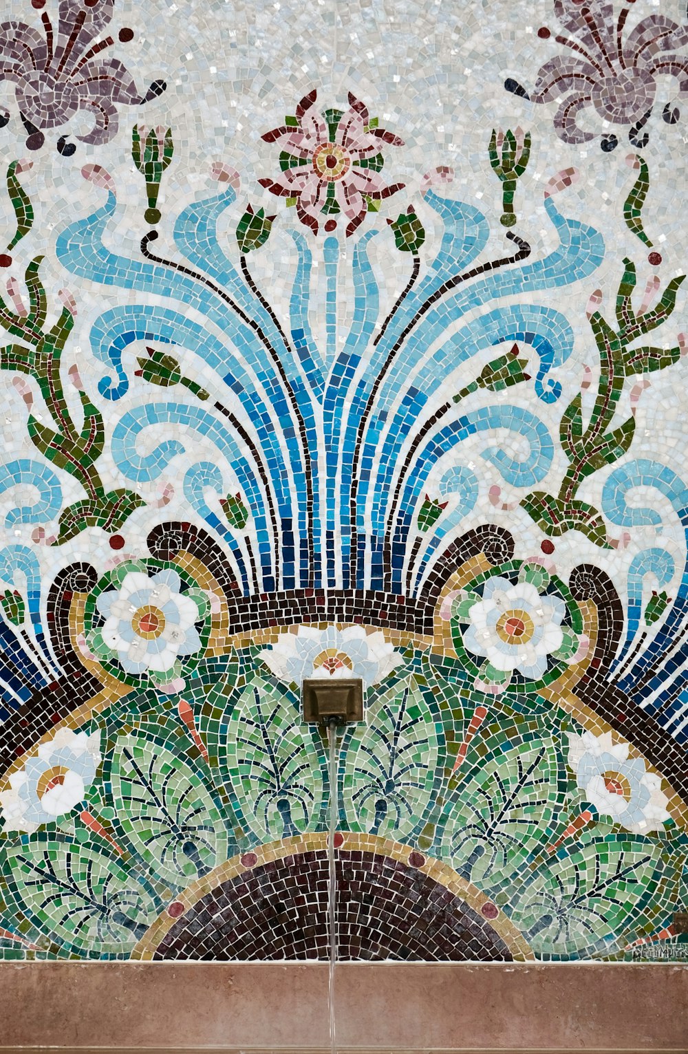 Mehrfarbiger Teppich mit Blumenmuster